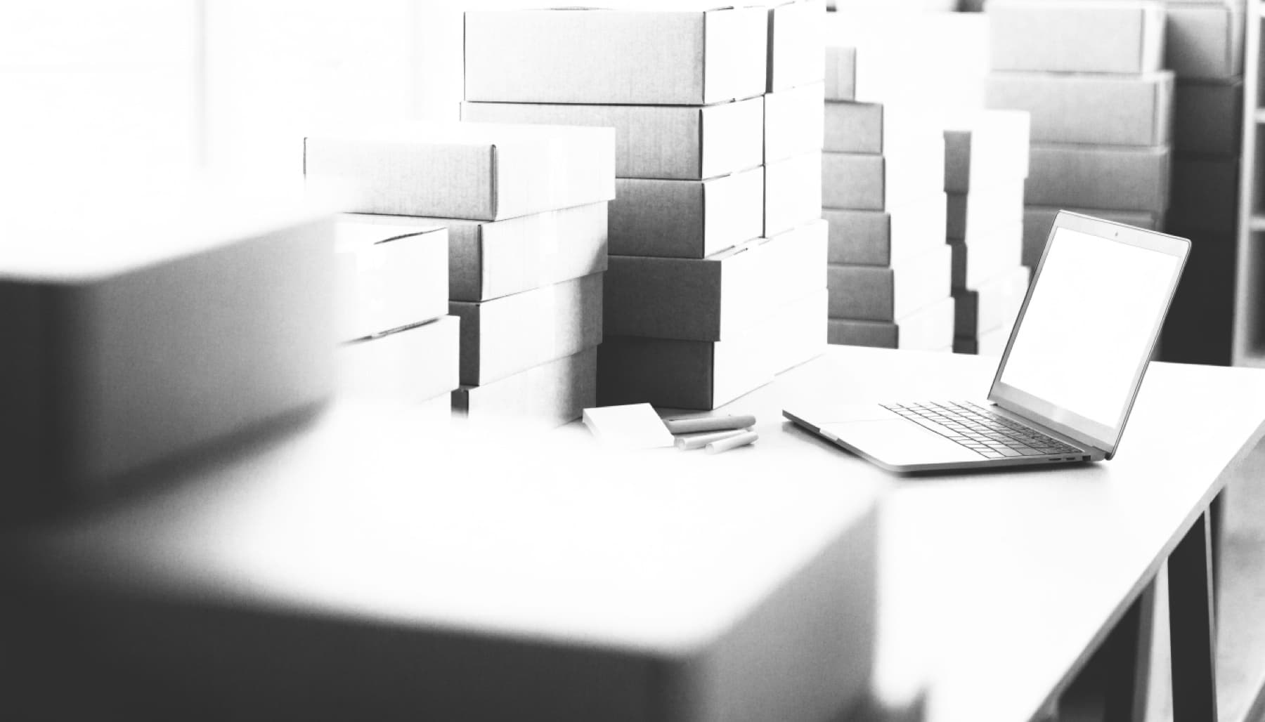 Versandkartons auf einem Packtisch